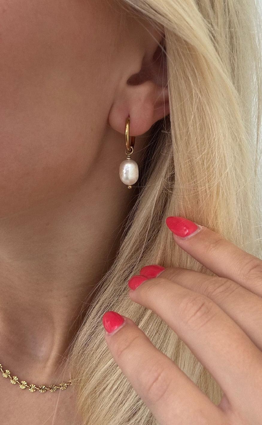 Smykkeli Copenhagen Tokyo Gold Colour Freshwater Pearl - Øreringe  - 60015433