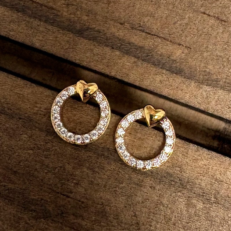 Nordahl Andersen Cirkel ørestikker Forgyldt Med Sten - Dahl Jewellery Ørestikkere