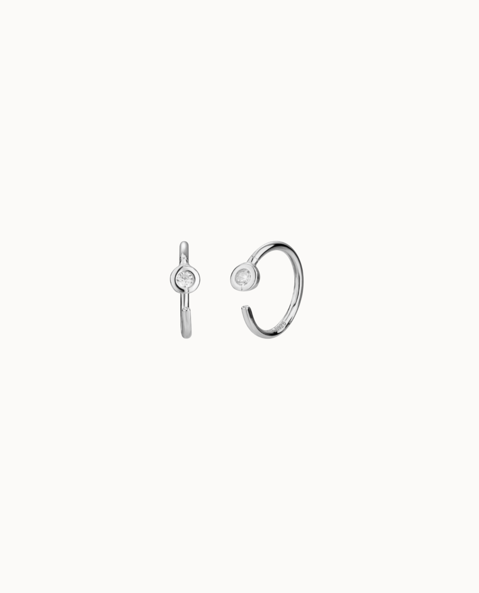Petite Crystal Hoops Sølv - Nava Copenhagen Øreringe  - 05715461003464